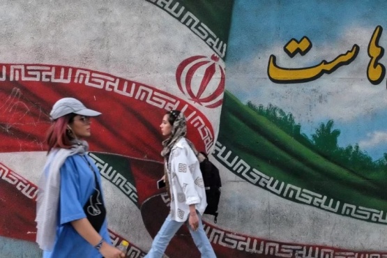 ONG denunció que una joven iraní está en coma tras ser atacada por la Policía de la Moral por llevar mal el velo