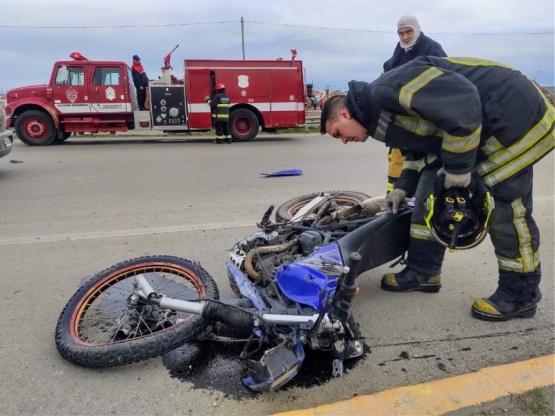 Un motociclista golpeado tras choque en la autovía de Río Gallegos