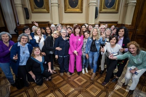 Cristina Kirchner recibió en el Senado a integrantes de la Red Nacional de Mujeres