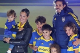 El tierno video de la esposa de Cavani cantando canciones de Boca con su hijo tras la clasificación