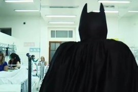 El Batman solidario denunció que no lo dejaron entrar al Hospital de Niños