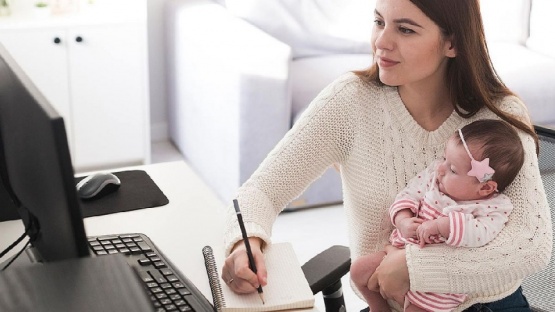 Por qué la maternidad sigue limitando las oportunidades laborales en las mujeres