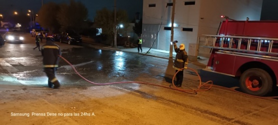 Bomberos asisten a un micro que perdía combustible