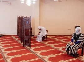 Fallo inédito: una mujer podrá rezar en una mezquita en el mismo espacio que los varones
