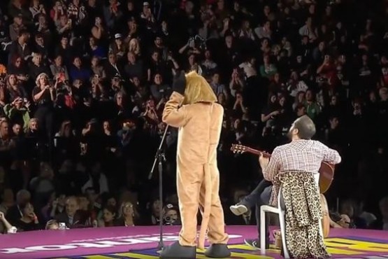 Un hombre disfrazado de toro cantó un jingle de Wos en el cierre de campaña de Leandro Santoro