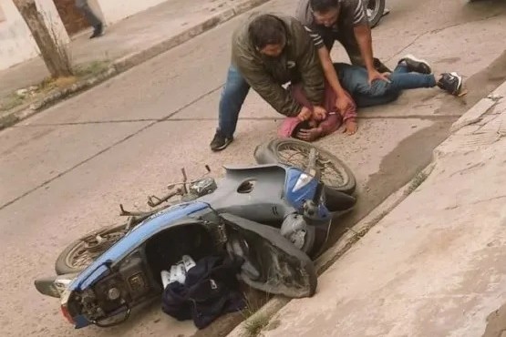 Vecinos atraparon y golpearon a un motochorro que apuñaló a una joven