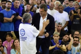 El emotivo momento de Sergio Massa con un veterano de Malvinas en el cierre de campaña