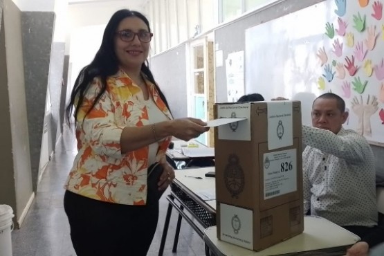Elsa Ana Lamas ya emitió su voto, siendo la primera de los candidatos en hacerlo