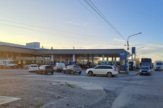 Río Gallegos: largas filas de autos para cargar nafta