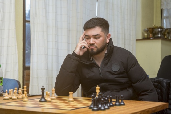 Campeón se recuperó y sigue en la pelea. 