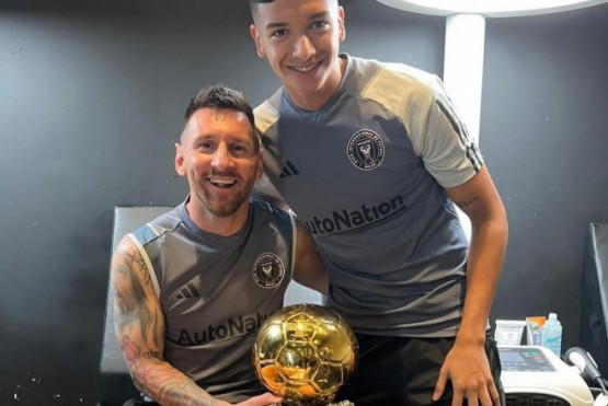Toto Avilés junto a Lionel Messi y su balón de oro 