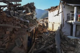 Terremoto en Nepal deja más de un centenar de muertos