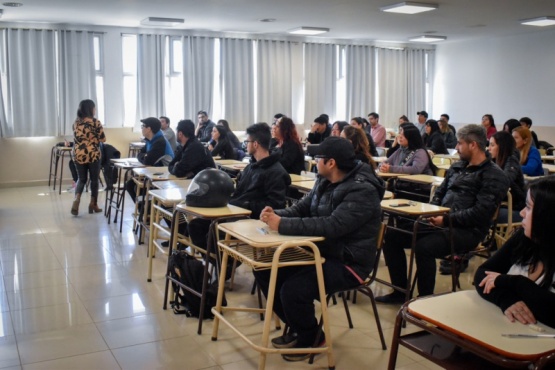 Cientos de postulantes se presentaron al examen de ingreso al Municipio. Fotografía: Municipalidad de Río Gallegos.