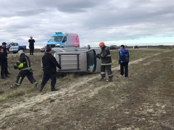 Despistó y terminó volcando