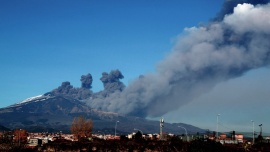 El volcán Etna entró en erupción, expulsando lava y cenizas en el cielo de Sicilia