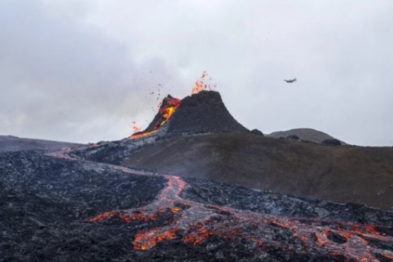 Peligro de erupción en Islandia, autoridades evacuan a miles de habitantes