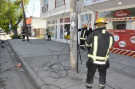 Un camión se llevó los cables y casi tira el poste