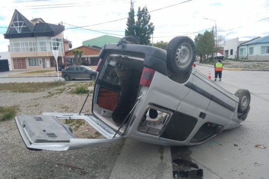 Colisión seguido de vuelco