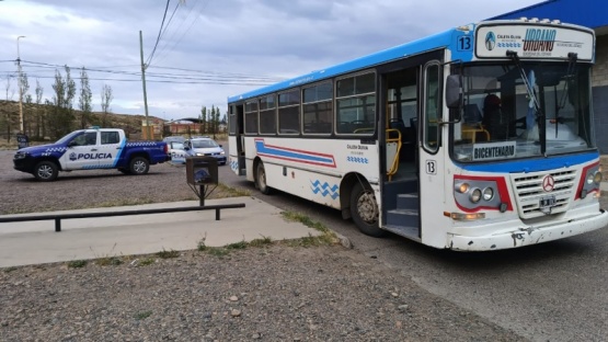 Habrían robado juguetes de un comercio, escaparon en el colectivo y fueron detenidos