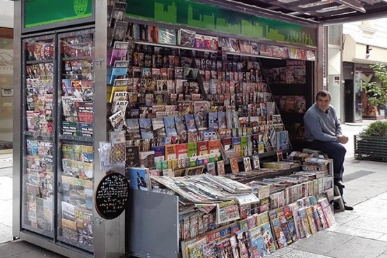 Autorizan la venta de bebidas sin alcohol y pasajes en los kioscos de diarios