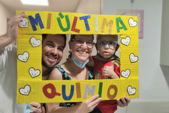 Felipe junto a sus padres, Elbio y Andrea. 