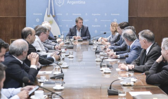 Massa supervisa la transición ordenada de todas las áreas de la gestión económica