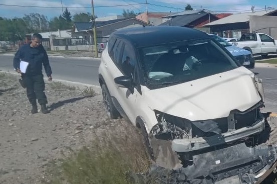 Importante colisión deja daños materiales