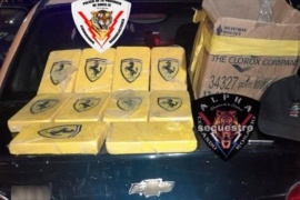 Detuvieron a una pareja que llevaba diez ladrillos de cocaína con el logo de "Ferrari"