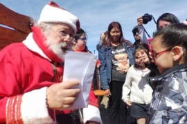Papá Noel llegó al Parque de los Dinosaurios de Río Gallegos