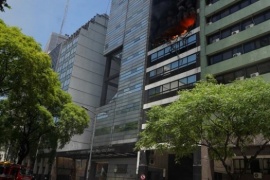 Incendio al lado de la Secretaría de Trabajo: murió una mujer y hay 42 asistidos