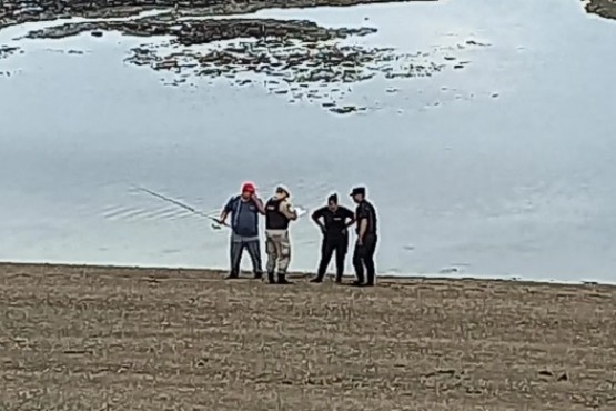 Rescataron a un pescador atrapado por la marea 