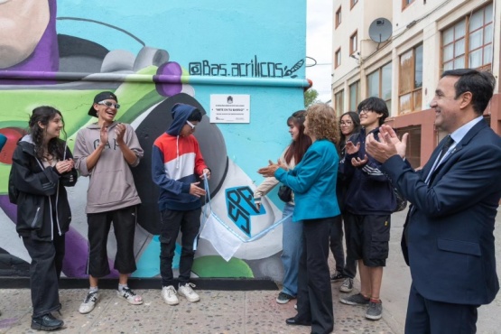 Murales: diez jóvenes embellecieron el Barrio 100 Departamentos con sus obras