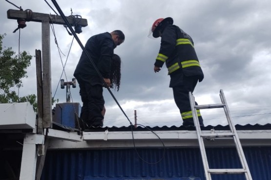 Rescatan a una niña atrapada en un entretecho