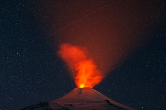Alerta naranja por fuego y sismos en el volcán patagónico Villarrica