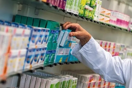 Las farmacias bajarán sus persianas contra el DNU de Javier Milei