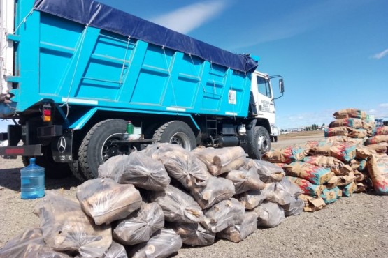 Rebuscarse el día a día: Vásquez vende carbón y leña en la Autovía