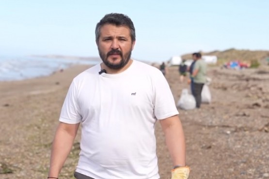 Carrizo realiza una campaña de limpieza en las costas de Caleta