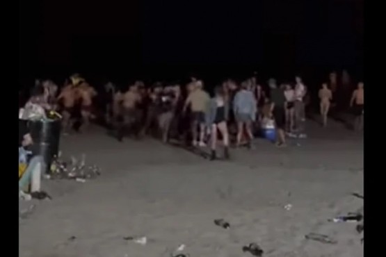 Una fiesta en una playa de Madryn terminó en una batalla campal y balas de goma de la policía