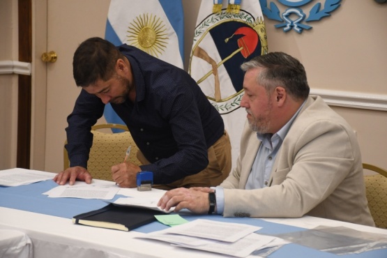 Cabral firma el acuerdo 