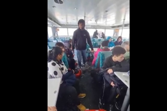 Viajaban a La Pingüinera y un temporal dañó su embarcación
