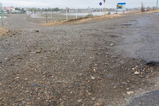 Vecinos denuncian grandes baches en el acceso al Barrio Pro.Cre.Ar