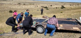 Comitiva policial auxilia a una familia chilena accidentada
