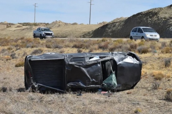 Una camioneta volcó y dos personas resultaron heridas