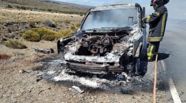 Bomberos sofocaron incendio en un auto en la Ruta 41