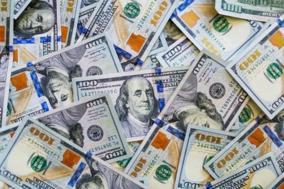 A cuánto cotiza el dólar blue, el oficial y los financieros