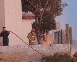 Bomberos evitan que incendio llegue a una casa