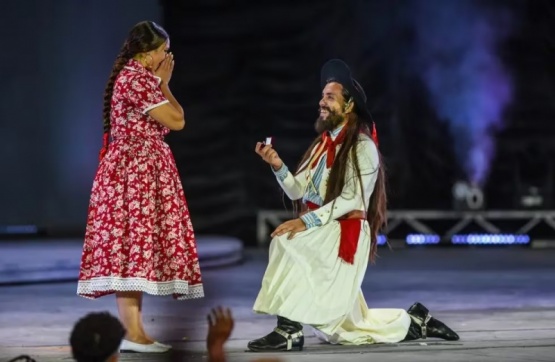 Un bailarín le propuso casamiento a su novia en el escenario