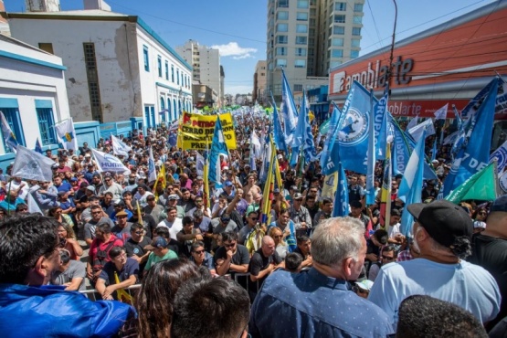 Masiva movilización en Comodoro Rivadavia en contra de DNU y de la Ley Ómnibus