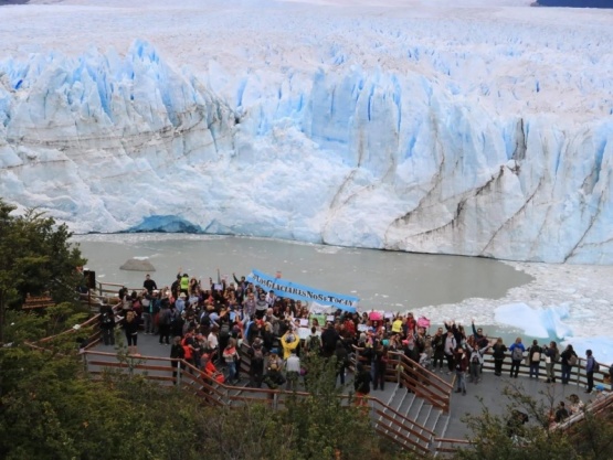 Abrazo simbólico contra la Ley Ómnibus para preservar Glaciares y su entorno