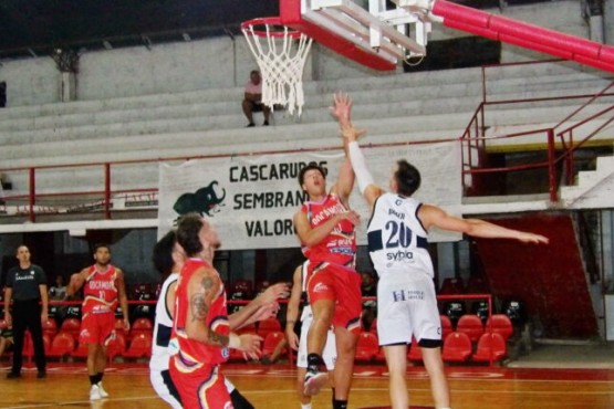 El Lobo  aprovechó el mal andar del local en el torneo. (Foto: Prensa Rocamora)